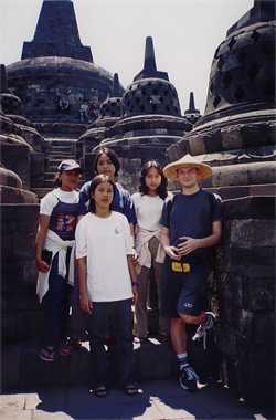 borobudur4pt.jpg (13430 bytes)