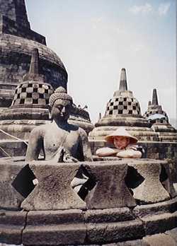 borobudur5pt.jpg (14701 bytes)