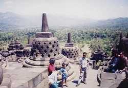 borobudur6pt.jpg (7837 bytes)